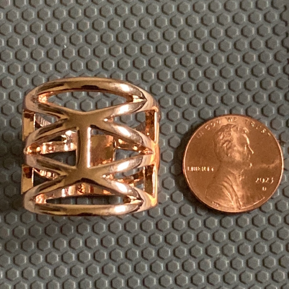 Two ring lot - Picture 2 of 4